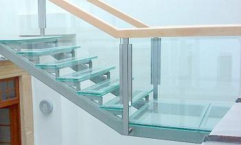 Стеклянные ступени и стеклянная площадка на лестнице в Тюмени. Готовые проекты ПерилаГлавСнаб