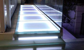 Стеклянный подиум со ступенями с подсветкой в Тюмени. Готовые проекты ПерилаГлавСнаб