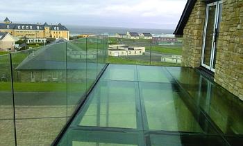 Стеклянные полы на балконе в Тюмени. Готовые проекты ПерилаГлавСнаб