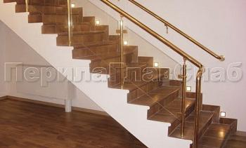 Ограждение лестницы с прозрачным стеклом, стойками и поручнем из латуни в Тюмени. Готовые проекты ПерилаГлавСнаб