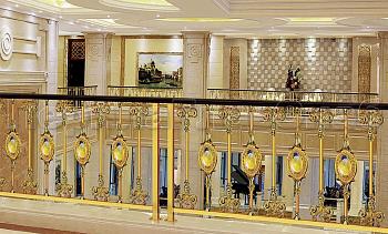 Латунные перила под золото в Тюмени. Готовые проекты ПерилаГлавСнаб