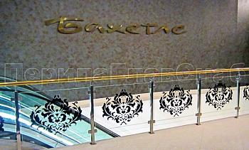 Ограждение лестницы на квадратных стойках с латунным поручнем в Тюмени. Готовые проекты ПерилаГлавСнаб