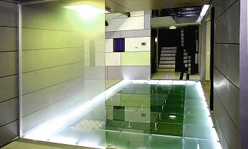 Подсветка стеклянного пола в гостинице в Тюмени. Готовые проекты ПерилаГлавСнаб