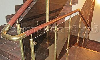 Ограждение лестницы со стеклом, тонированным в массе, стойки и завязки поручня из латуни в Тюмени. Готовые проекты ПерилаГлавСнаб