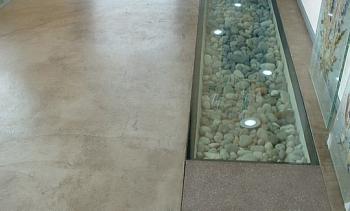 Стеклянный пол в квартиру с декоративной композицией в Тюмени. Готовые проекты ПерилаГлавСнаб