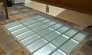 Стеклянный пол в квартиру с подсветкой в Тюмени. Готовые проекты ПерилаГлавСнаб