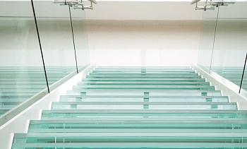 Стеклянные ступени на косоурной лестнице в доме в Тюмени. Готовые проекты ПерилаГлавСнаб