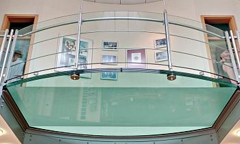 Стеклянный пол на внутреннем выступе атриума в Тюмени. Готовые проекты ПерилаГлавСнаб