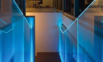 Ограждения лестниц на несущем стекле с подсветкой в Тюмени. Готовые проекты ПерилаГлавСнаб