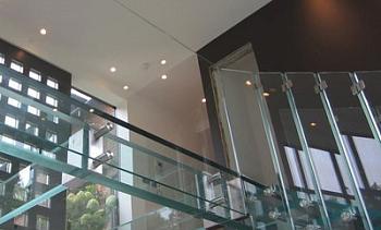 Стеклянные полы на площадке маршевой лестницы в Тюмени. Готовые проекты ПерилаГлавСнаб