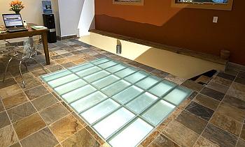 Подсветка стеклянного пола в доме в Тюмени. Готовые проекты ПерилаГлавСнаб