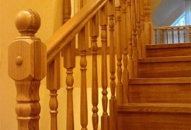 Деревянные лестницы купить в Тюмени